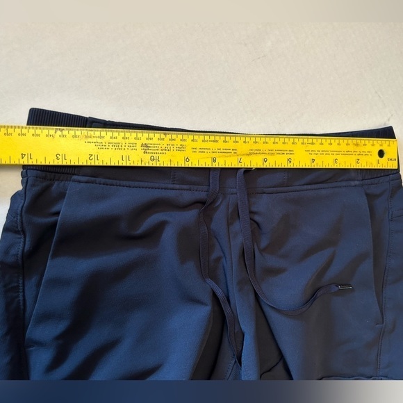 Athleta Mid-Town cuffed leg shorts in navy blue Sz 2.  L7 - Picture 5 of 7